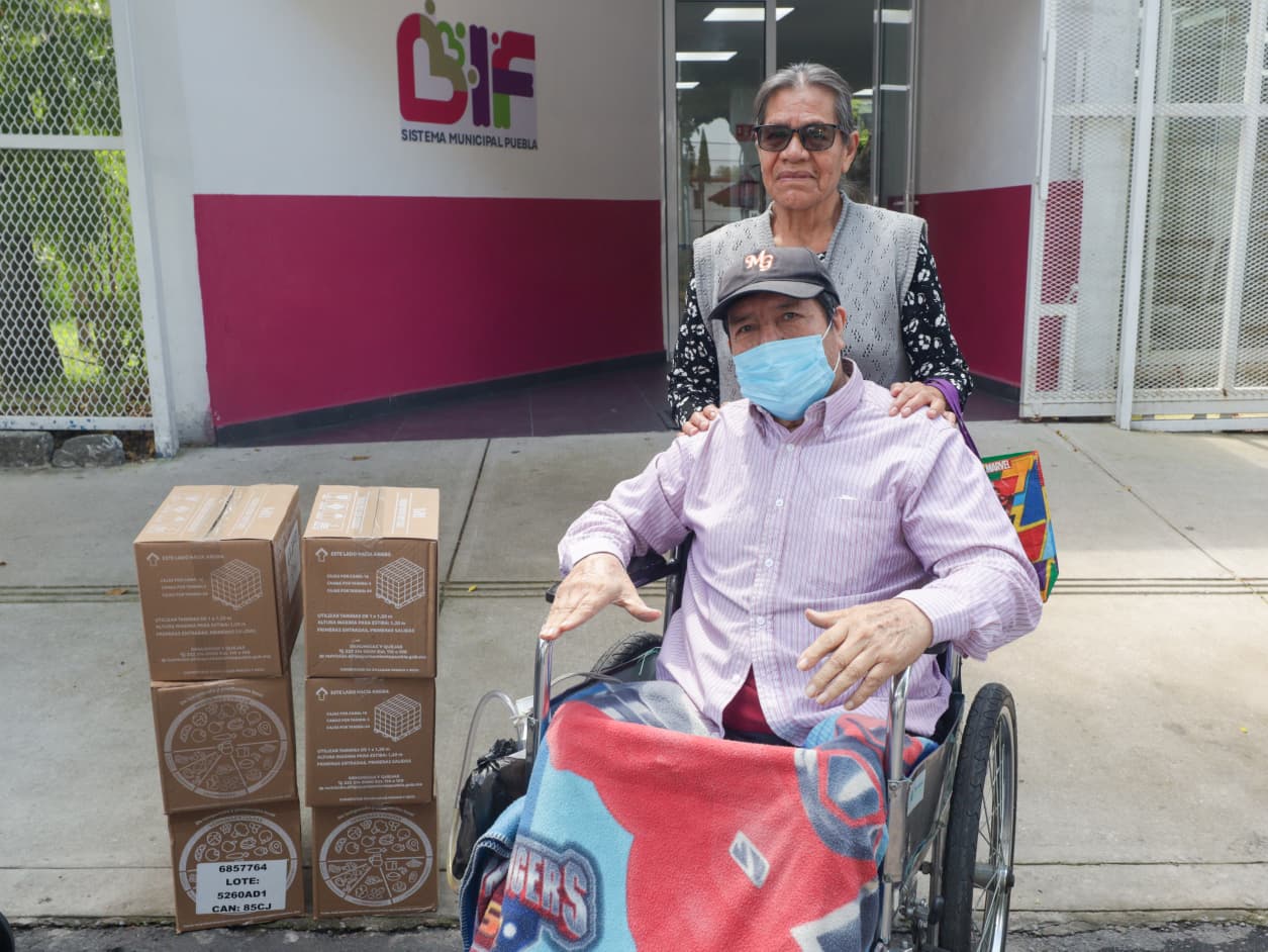 Pepe Chedraui entrega apoyos alimentarios a familias de San Baltazar Campeche