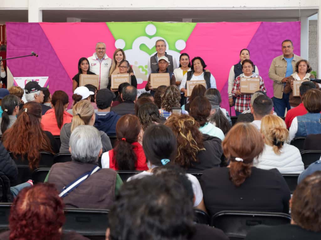 Pepe Chedraui entrega apoyos alimentarios a familias de San Baltazar Campeche