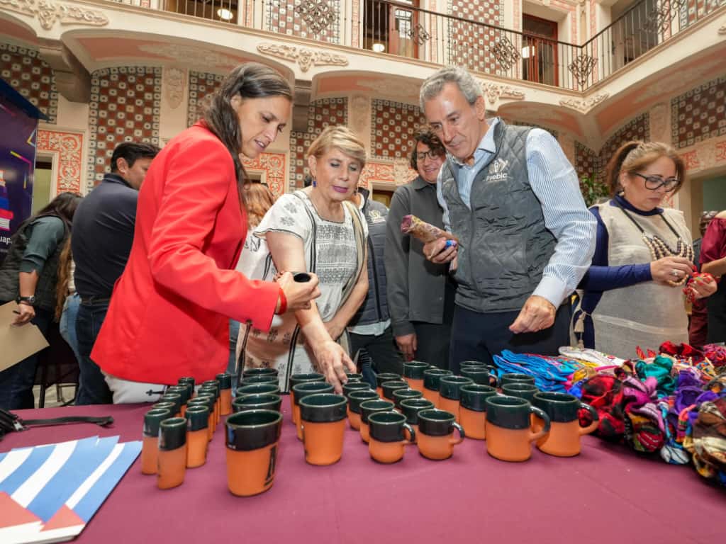Pepe Chedraui y MariElise Budib recorren la Cumbre Iberoamericana de Artesanías en la capital poblana