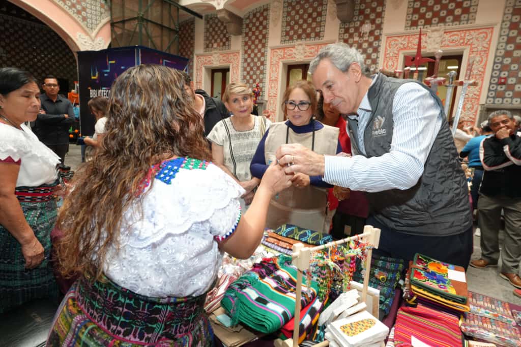 Pepe Chedraui y MariElise Budib recorren la Cumbre Iberoamericana de Artesanías en la capital poblana