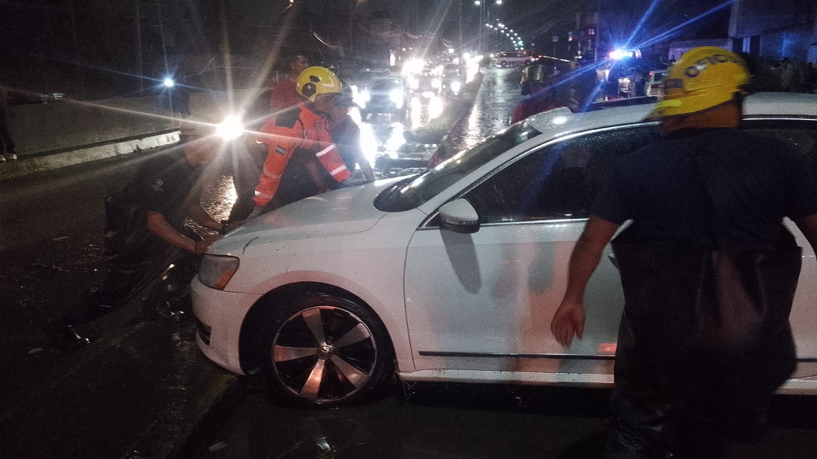 Protección Civil rescata a personas varadas por inundación en Tres Cerritos auto