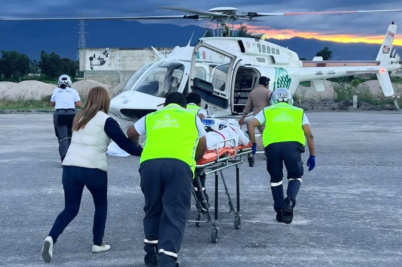 SUMA trasladó vía área a un mujer de Texmelucan a Puebla equipo