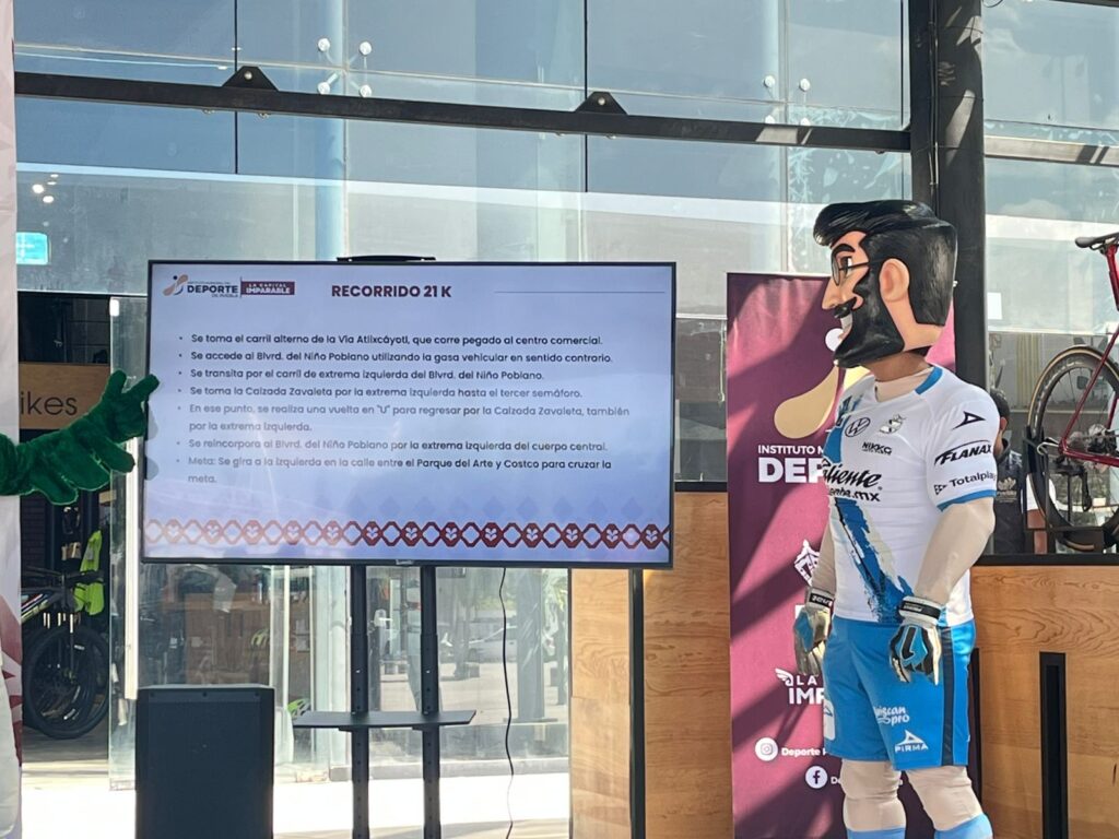 Presentan playera y medalla oficial del Medio Maratón 21K Puebla 2025
