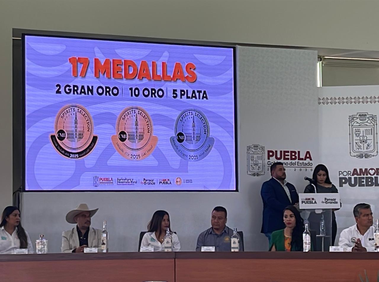 Puebla gana 17 medallas por su mezcal en certamen mundial