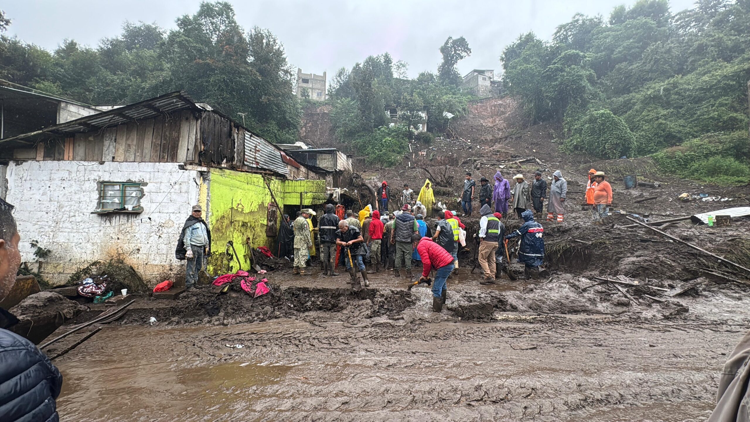 Lluvias dejan 13 muertos y más de 20 mil damnificados en Puebla