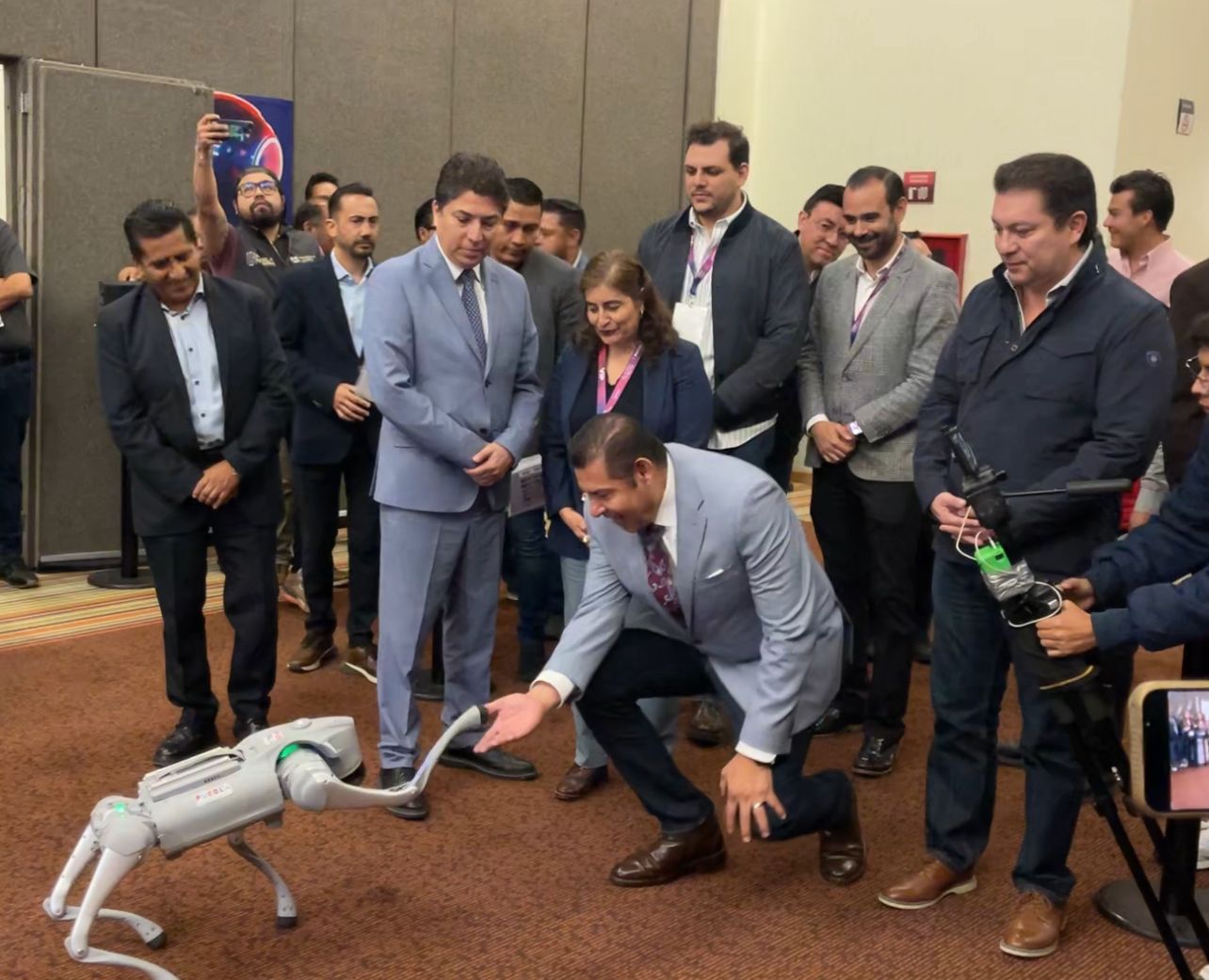 Armenta impulsa talento joven y presenta a “Tommybot”