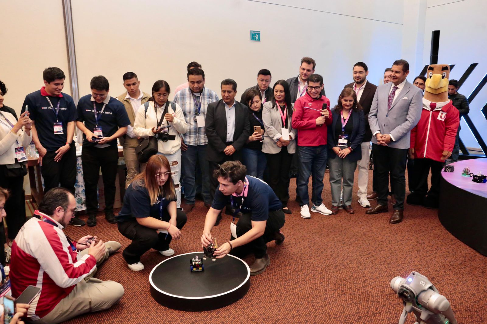 Armenta impulsa talento joven y presenta a “Tommybot”