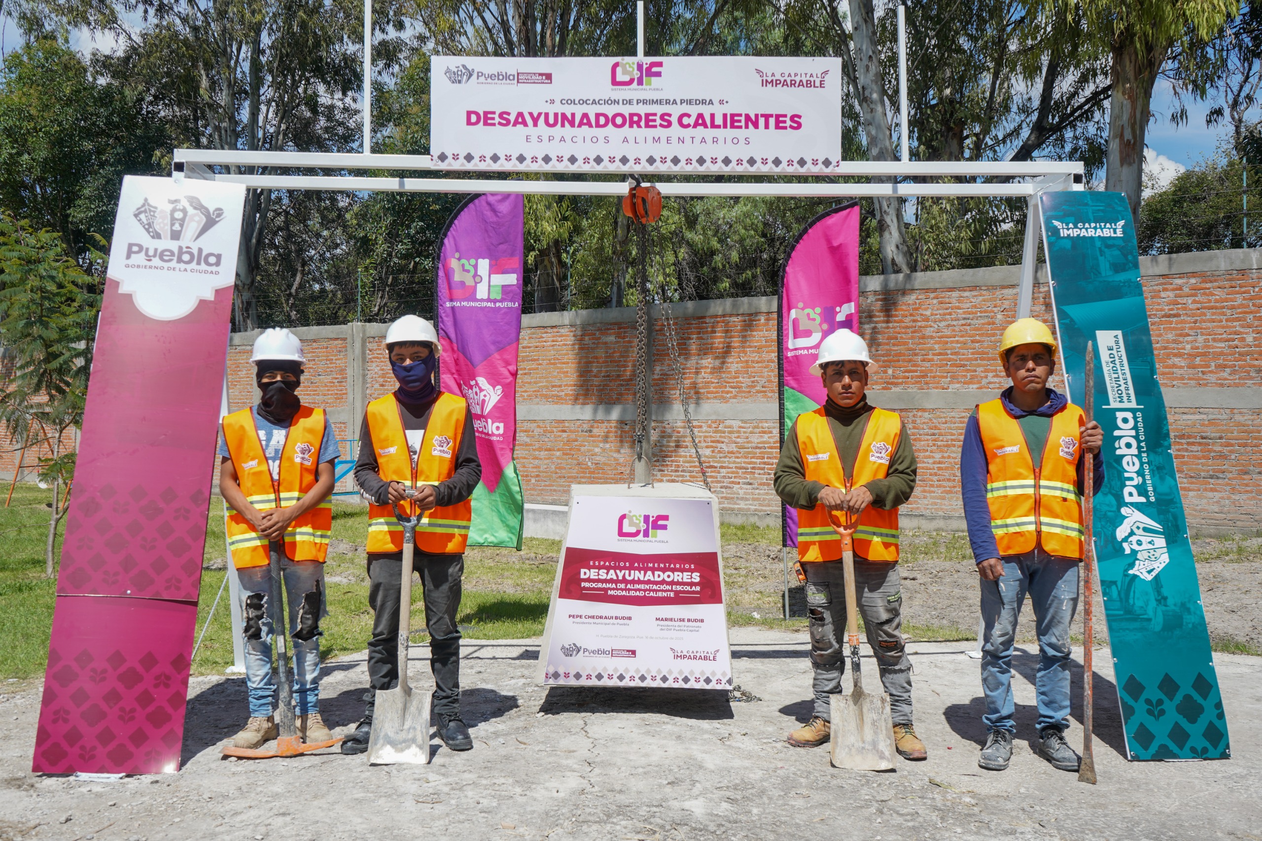 Colocan primera piedra de desayunador escolar en San Francisco Totimehuacan