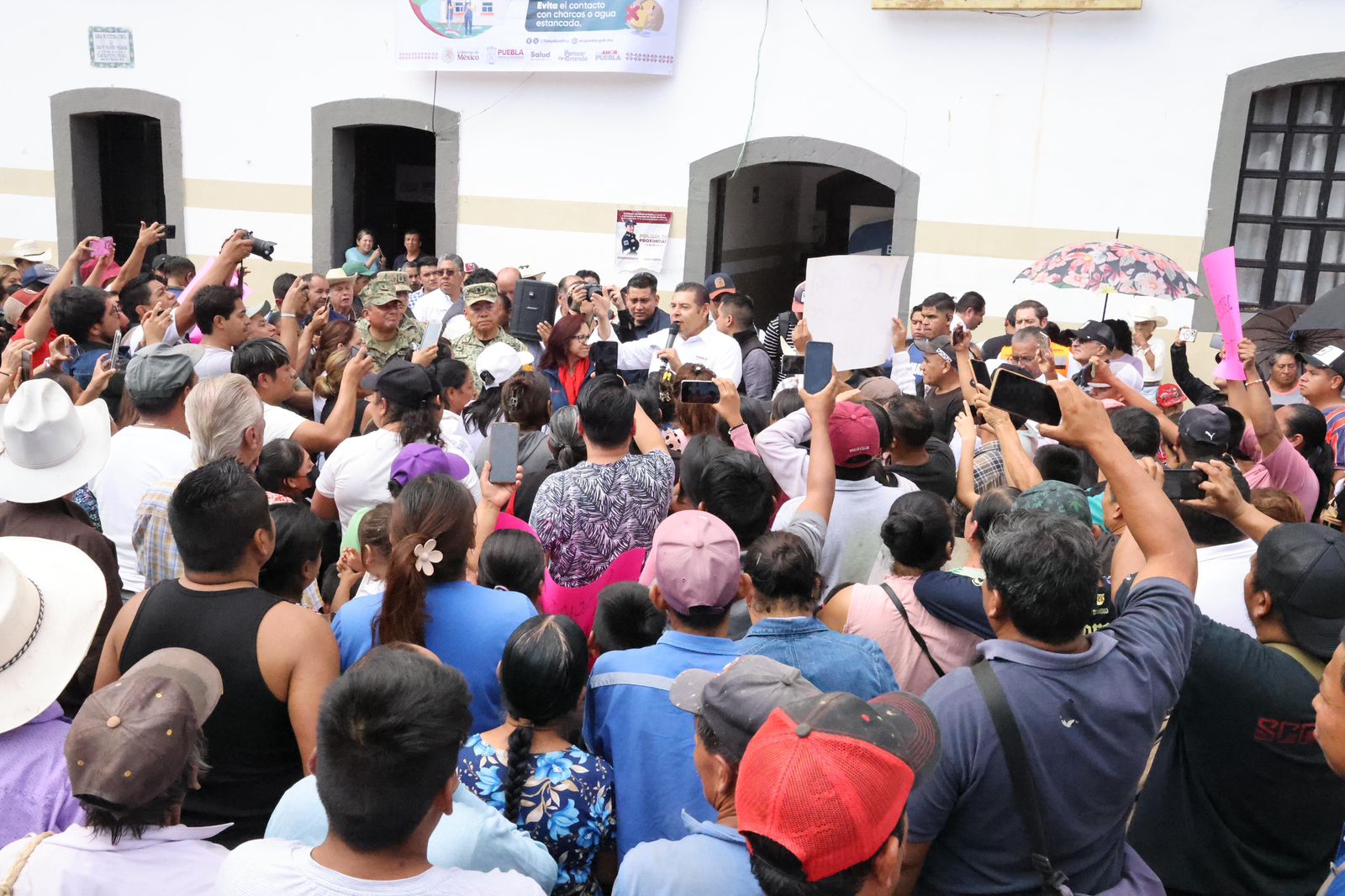 Gobernador Alejandro Armenta atiende a afectados por lluvias en Tlacuilotepec