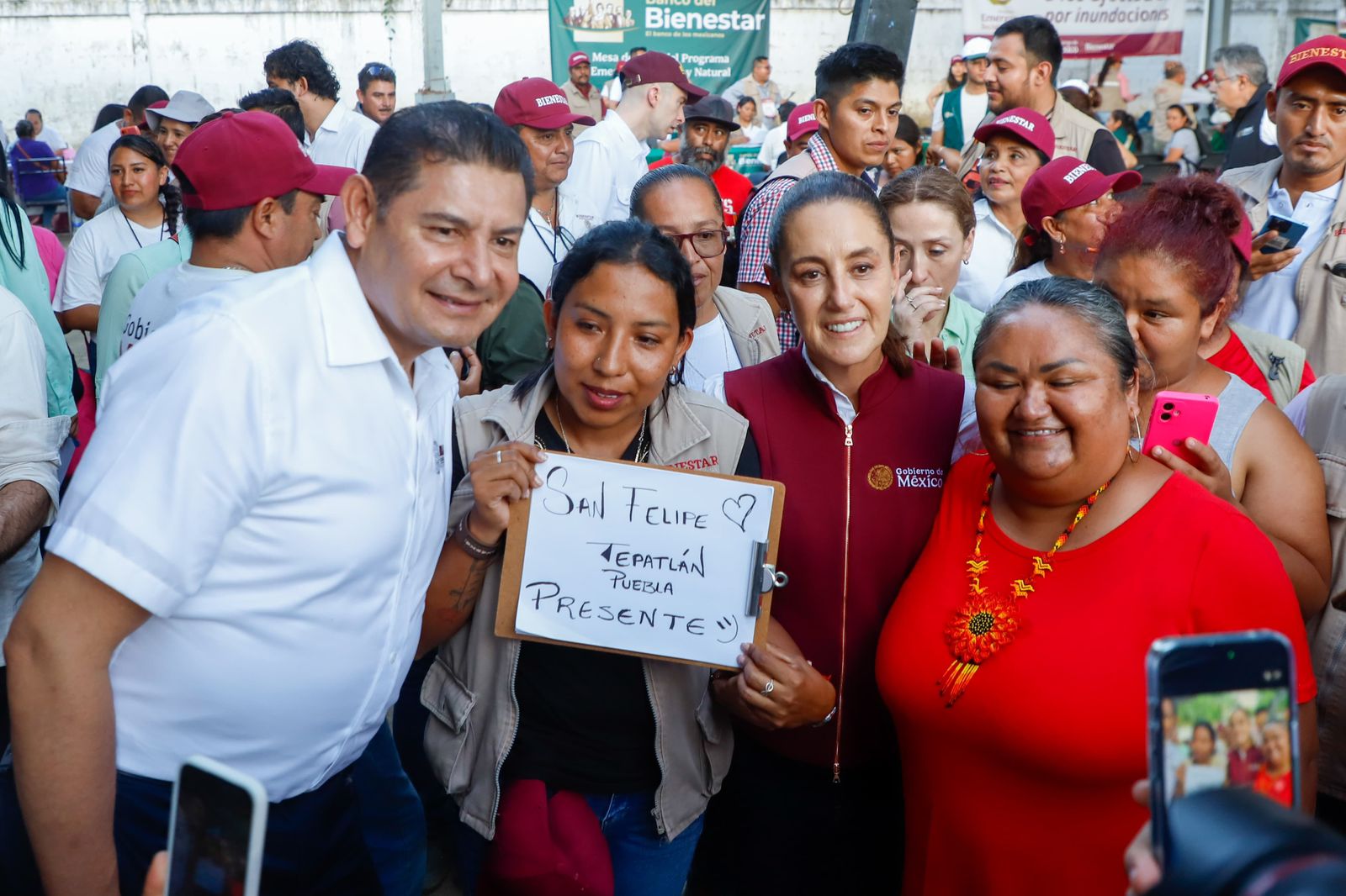 Gobernador Armenta y Presidenta Sheinbaum entregan apoyos en Xicotepec tras tormenta tropical Jerry