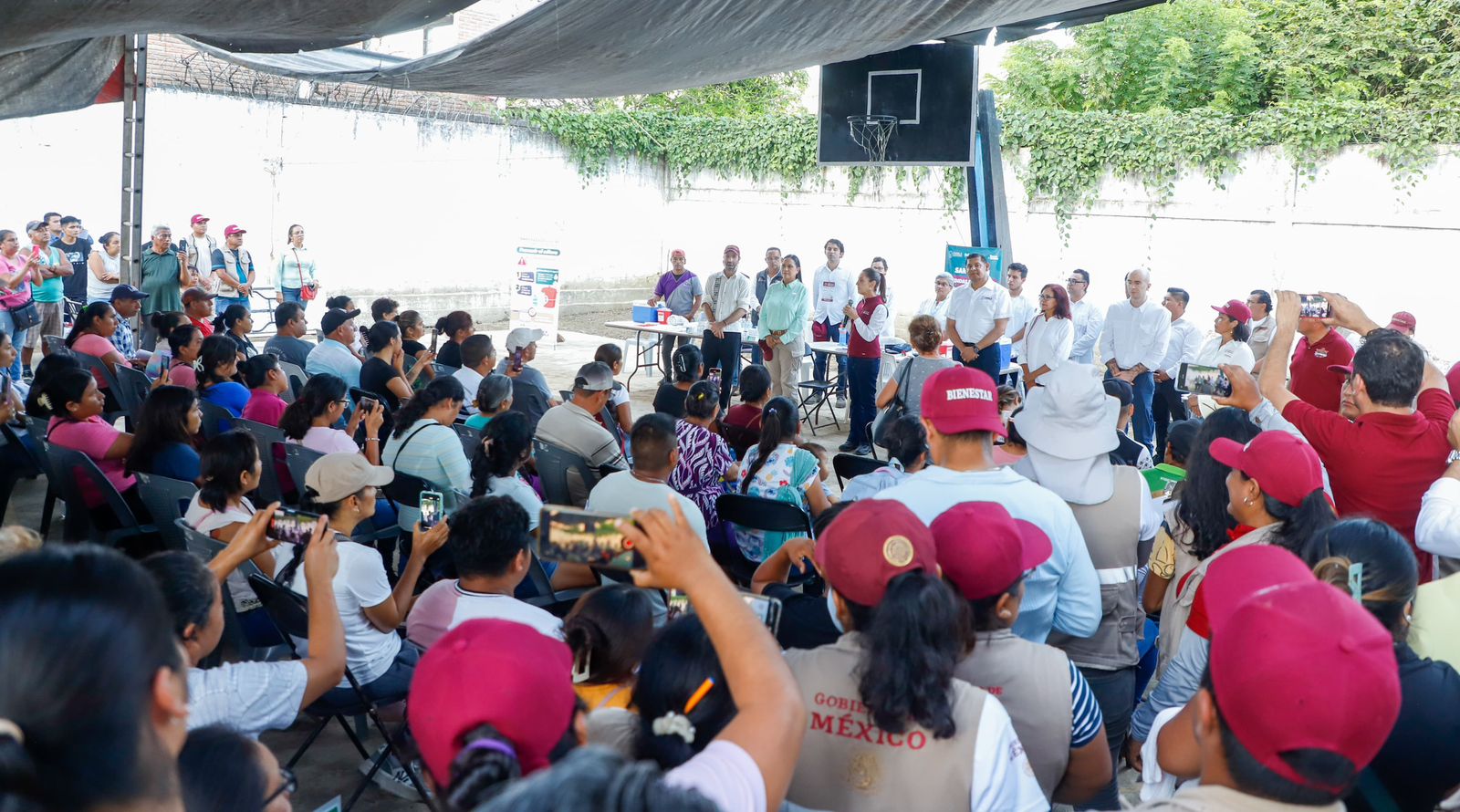 Gobernador Armenta y Presidenta Sheinbaum entregan apoyos en Xicotepec tras tormenta tropical Jerry