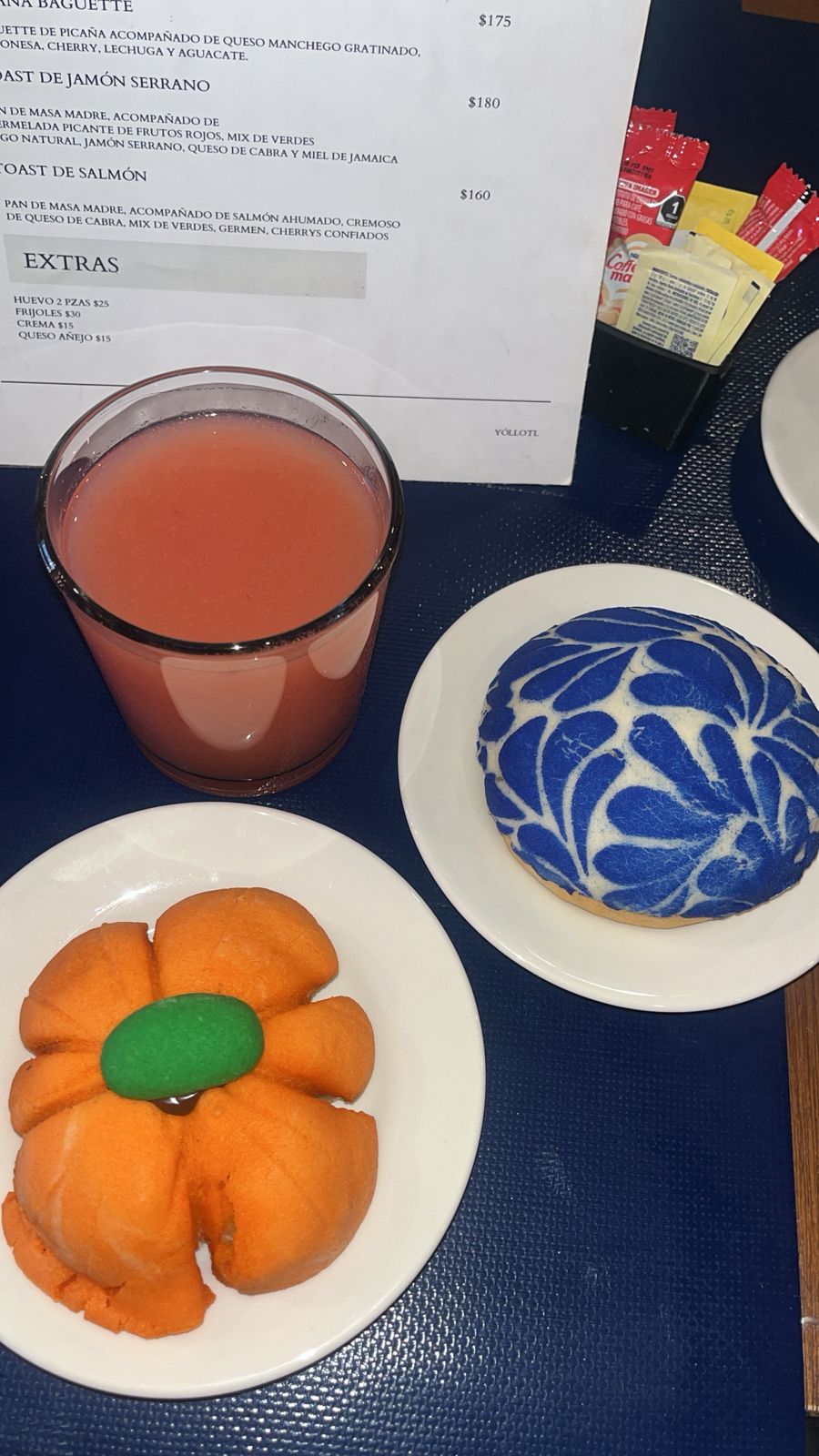 Después de varios años de trabajar en reconocidos restaurantes, una pareja de chefs decidió emprender su propio camino y dar vida a Yollotl, un espacio donde la pasión por la cocina mexicana se combina con la creatividad y el amor por los sabores tradicionales.Ubicado en 25 Oriente 418, en el barrio de El Carmen, Yollotl que en náhuatl significa corazón refleja el espíritu de dos cocineros que encontraron en la gastronomía una forma de expresar su historia y su identidad. Entre sus platillos más representativos se encuentran los chilaquiles Tlayohle, bañados en salsa de chileatole con flor de calabaza, y las enchiladas San Marcos, rellenas de carnitas y cubiertas con salsa de encacahuatado. Sin embargo, uno de los grandes atractivos del lugar son sus conchas artesanales, elaboradas con un toque contemporáneo. La favorita de muchos es la concha inspirada en el diseño de Talavera poblana, rellena de Nutella, y durante cada temporada ofrecen ediciones especiales como la concha de calabaza con sabor pumpkin spice, perfecta para el otoño. Además, Yollotl celebra junto a sus comensales: si es tu cumpleaños, graduación o evento especial, te obsequian un torito decorado, detalle que hace cada visita única. El restaurante principalmente hace platillos mexicanos creativos abre de martes a domingo, de 8:30 a.m. a 5:30 p.m. Yollotl, el corazón del sabor mexicano.