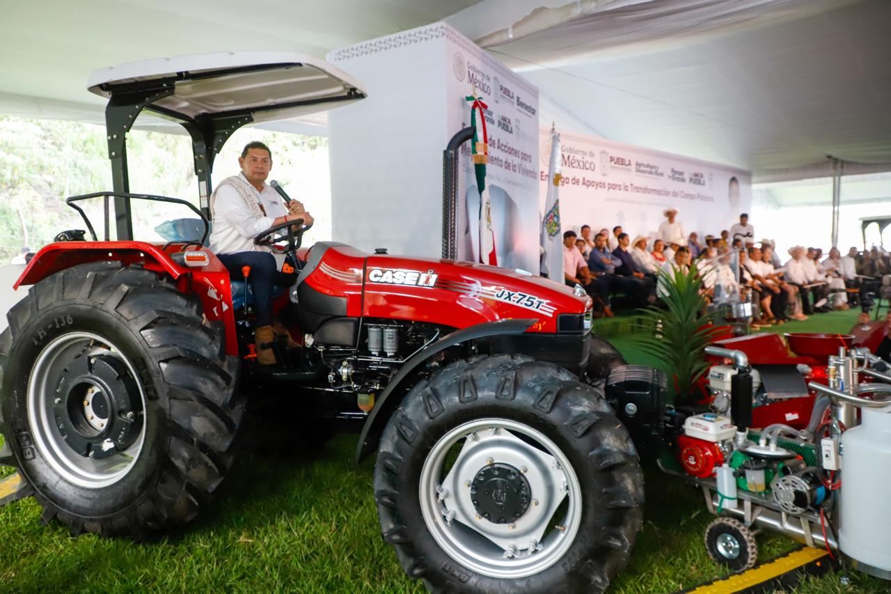 Alejandro Armenta destina $33 millones de pesos para productores de la Sierra Nororiental tractor