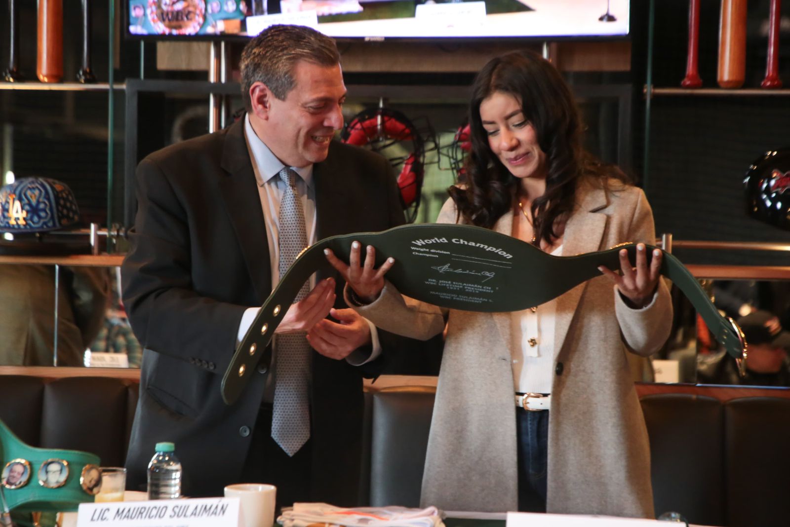 El CMB entrega a Gaby “La Bonita” Sánchez cinturón conmemorativo