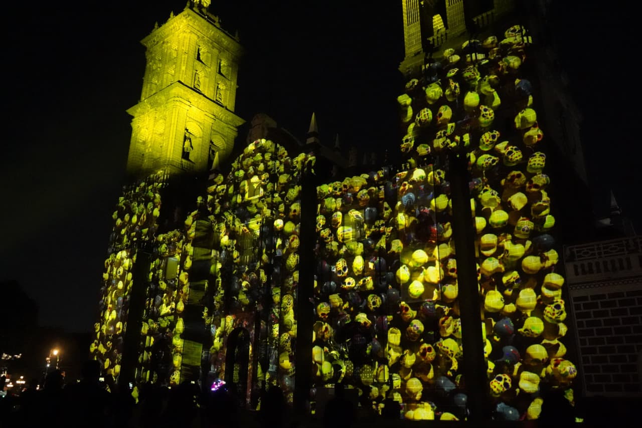 Inauguran videomapping del Día de Muertos en la Catedral de Puebla Noche