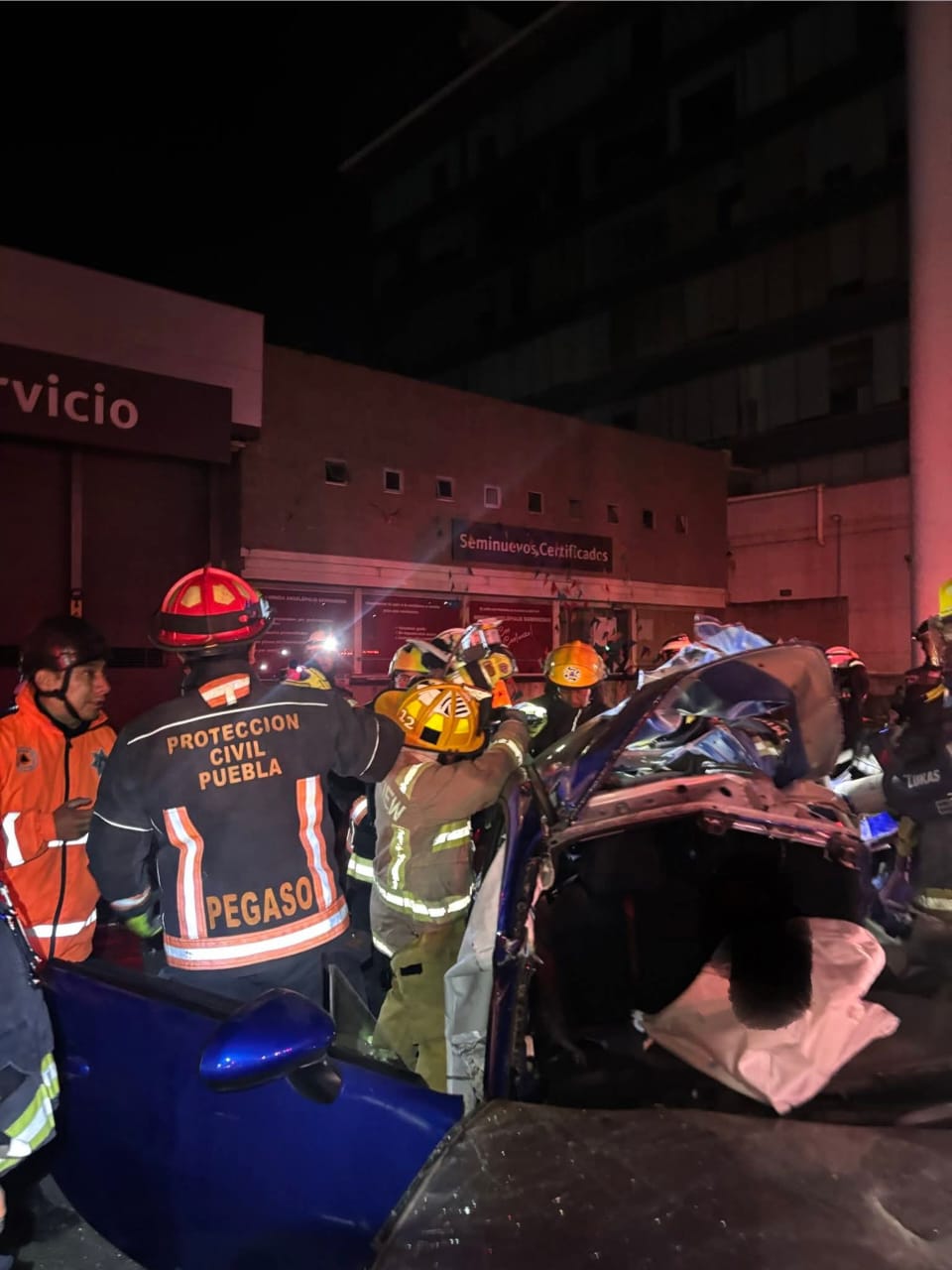 Joven muere tras perder el control de su auto en la Vía Atlixcáyotl bomberos