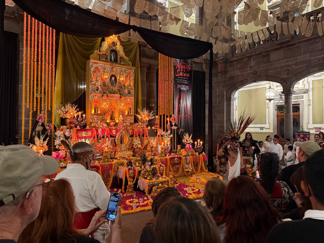 Más de 100 mil visitantes en la ofrenda del Palacio Municipal de Puebla