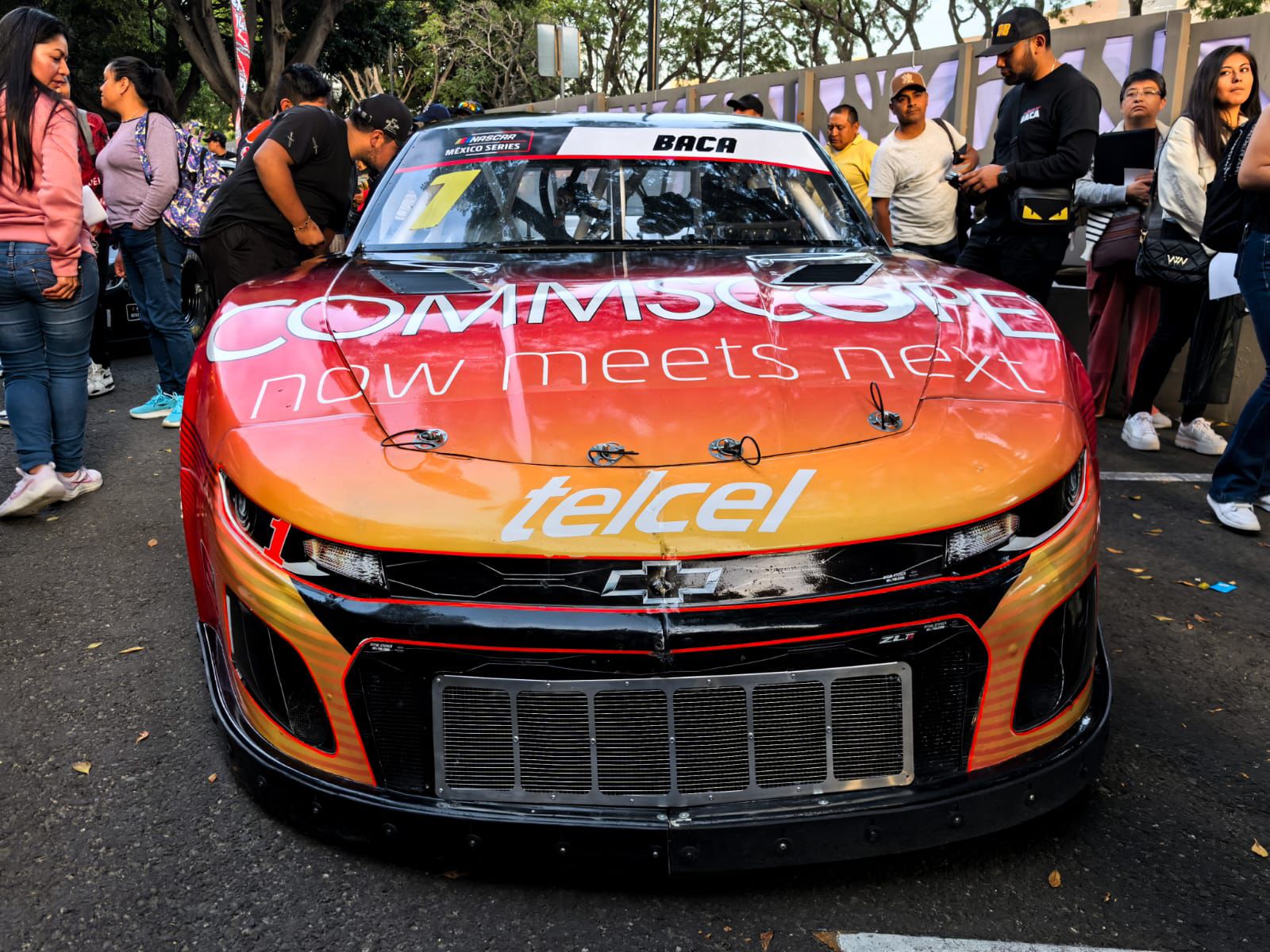 Pilotos de NASCAR conviven con poblanos previo a la Gran Final auto