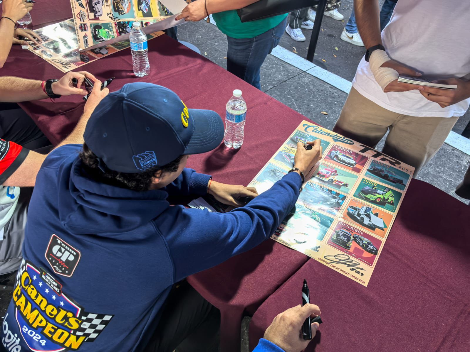 Pilotos de NASCAR conviven con poblanos previo a la Gran Final firma