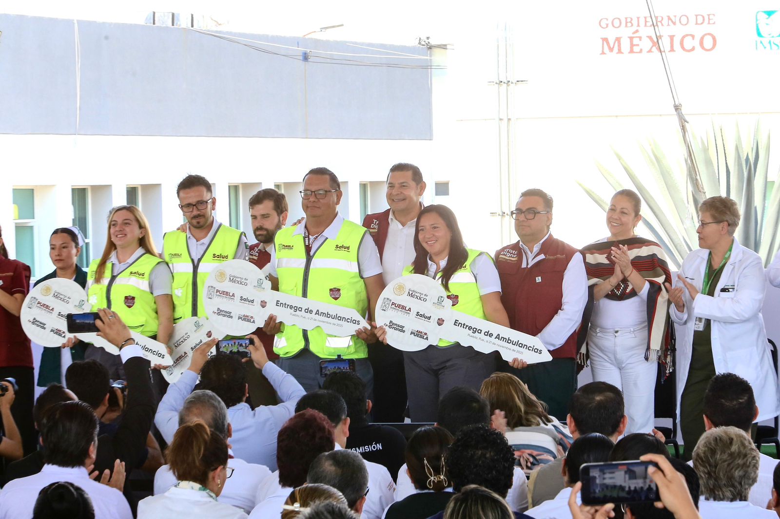 Puebla fortalece su sistema de salud con ambulancias de alta capacidad y especialistas