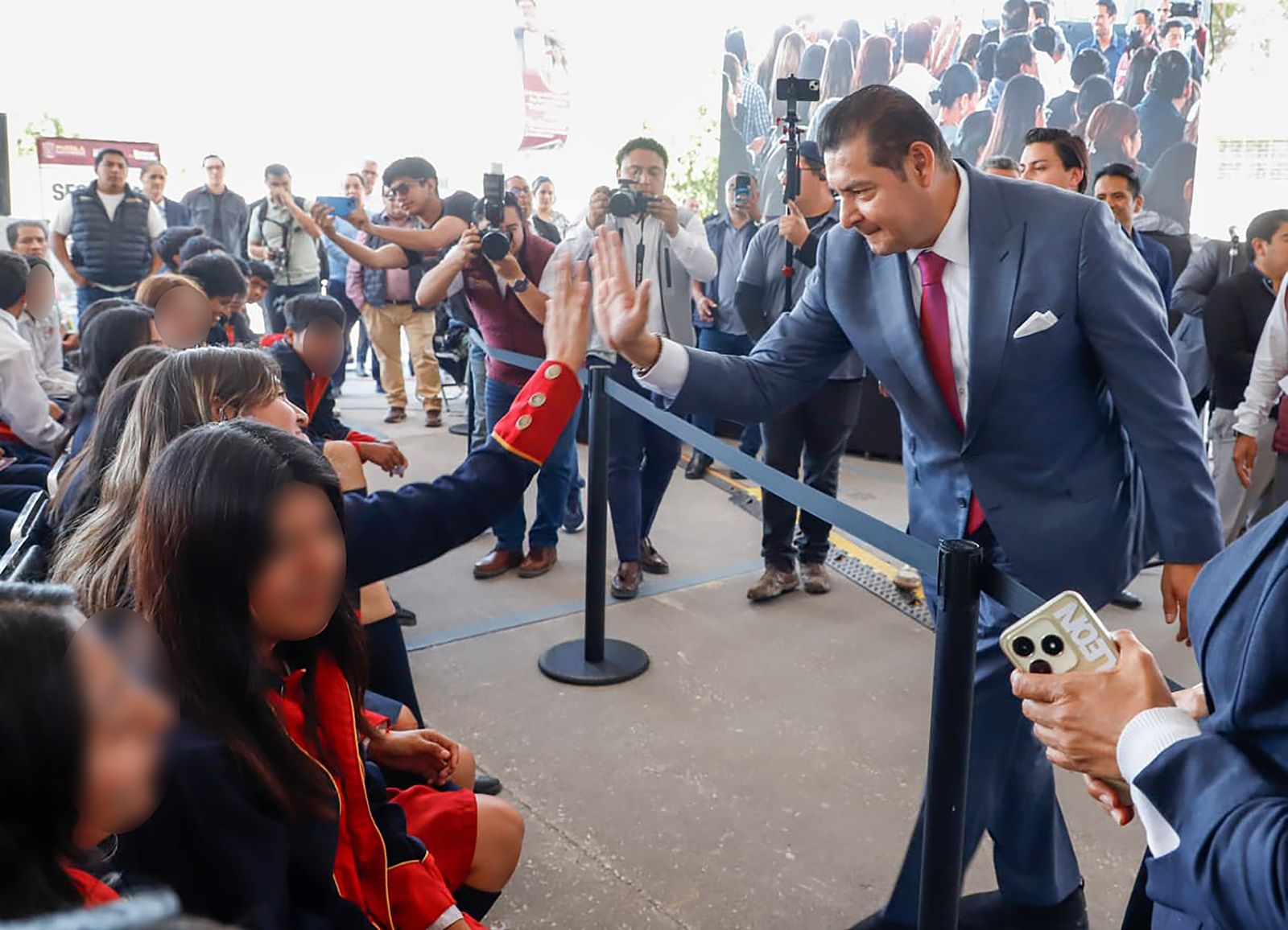 Puebla impulsa la educación digital con 79 mil Becas de Conectividad para 2025 Armenta