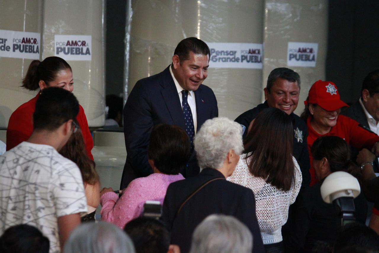 Armenta entrega apoyos a familias de cuerpos de seguridad