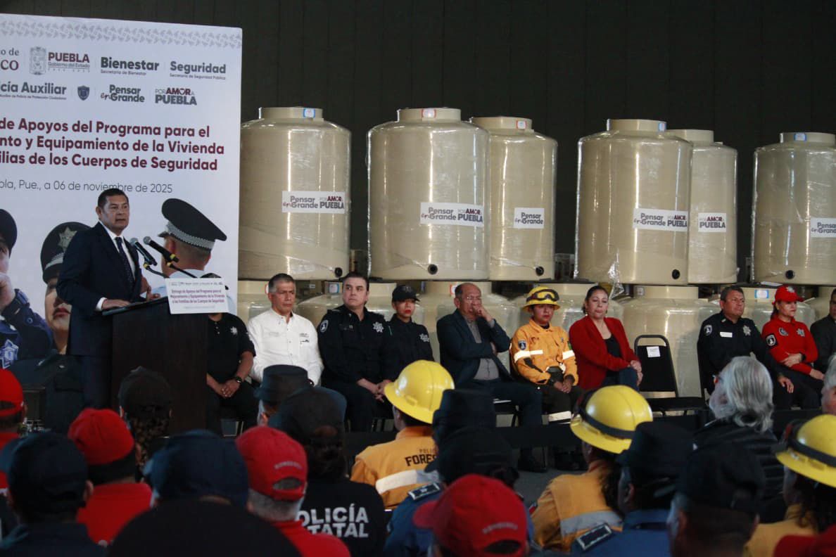 Armenta entrega apoyos a familias de cuerpos de seguridad