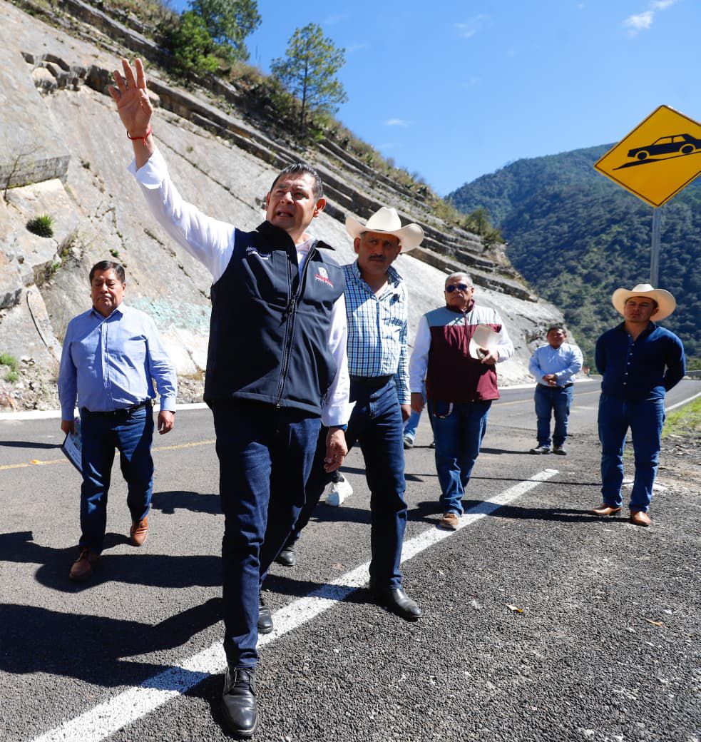 Avanza la construcción de la Carretera Interserrana en Puebla