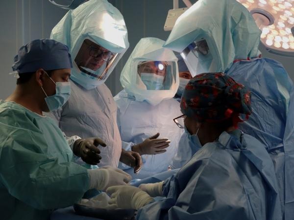 ISSSTEP realiza primera cirugía de rodilla asistida con inteligencia artificial