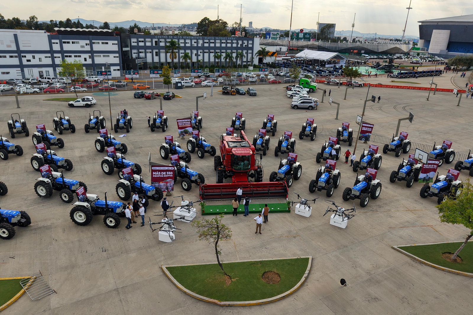 Alejandro Armenta entregó 357 equipos de maquinaria para el campo
