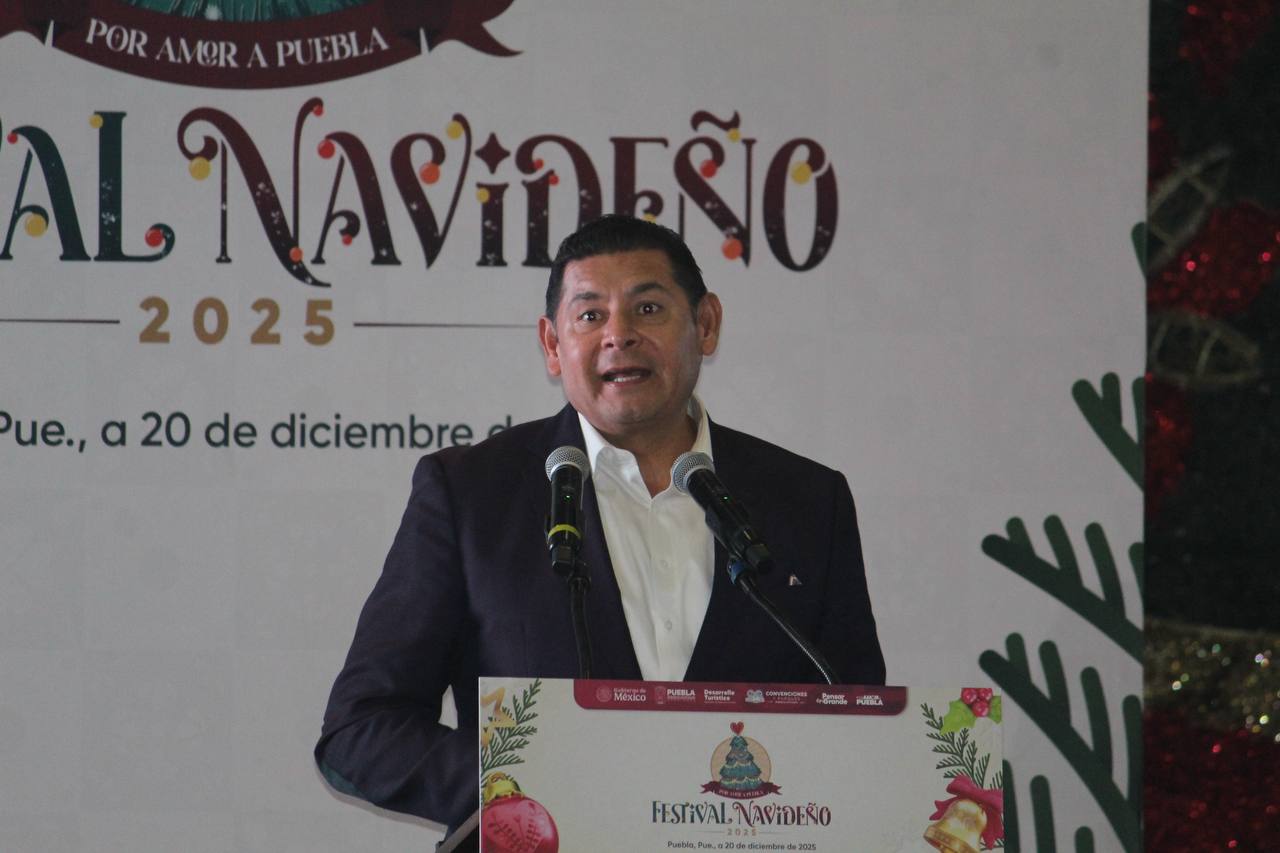 Encienden árbol del Festival Navideño Por Amor a Puebla