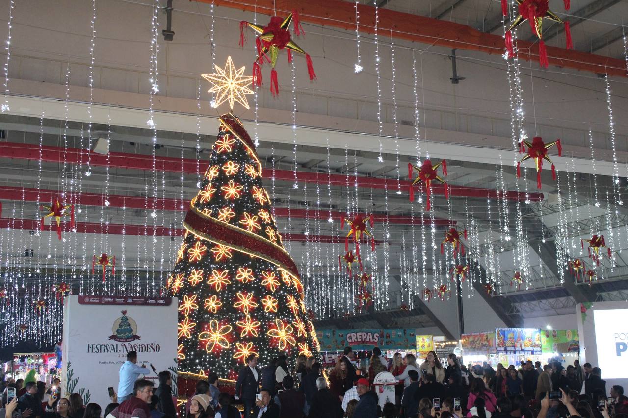 Encienden árbol del Festival Navideño Por Amor a Puebla