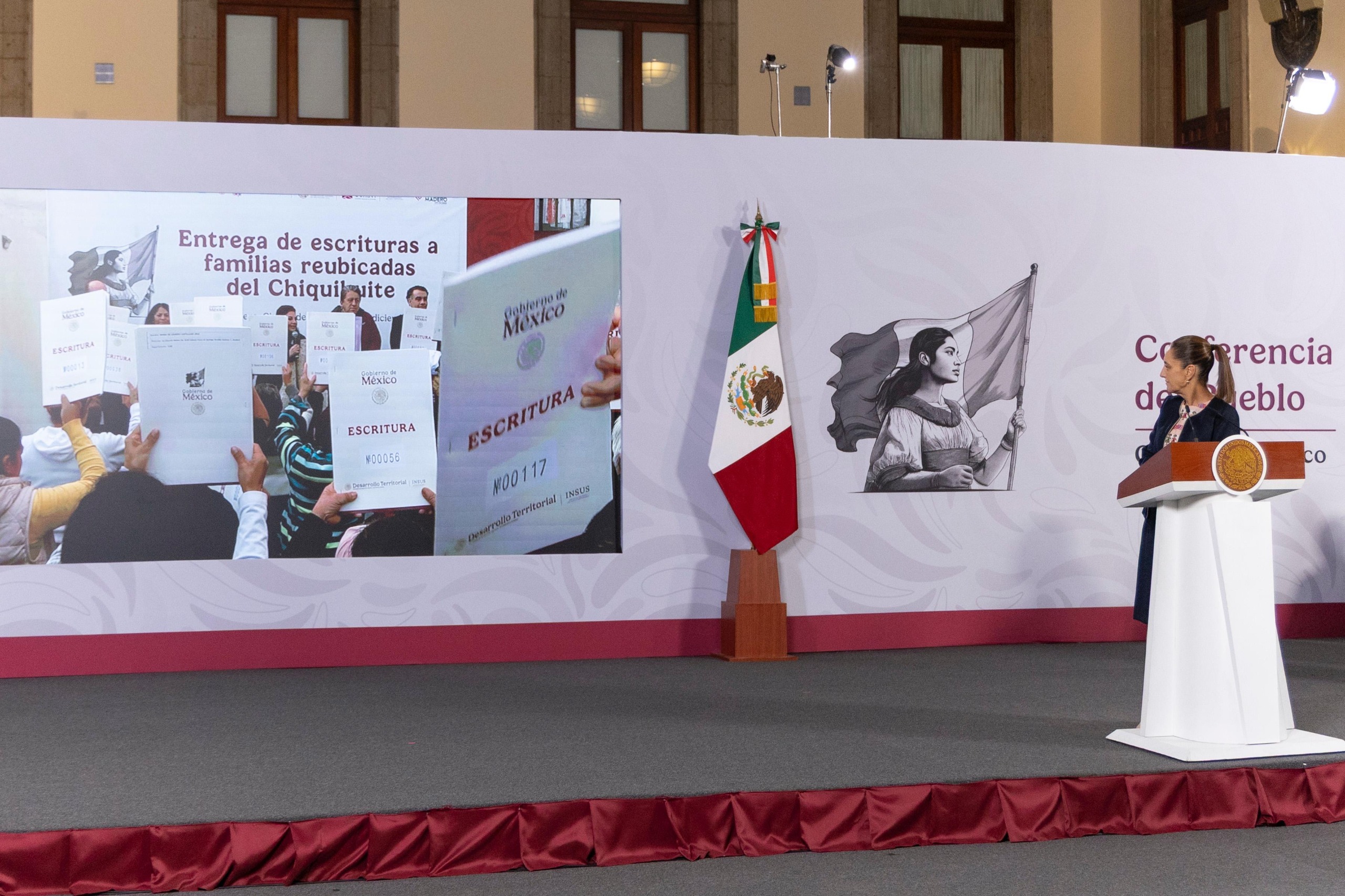 Sheinbaum entrega escrituras a 354 familias reubicadas del Chiquihuite