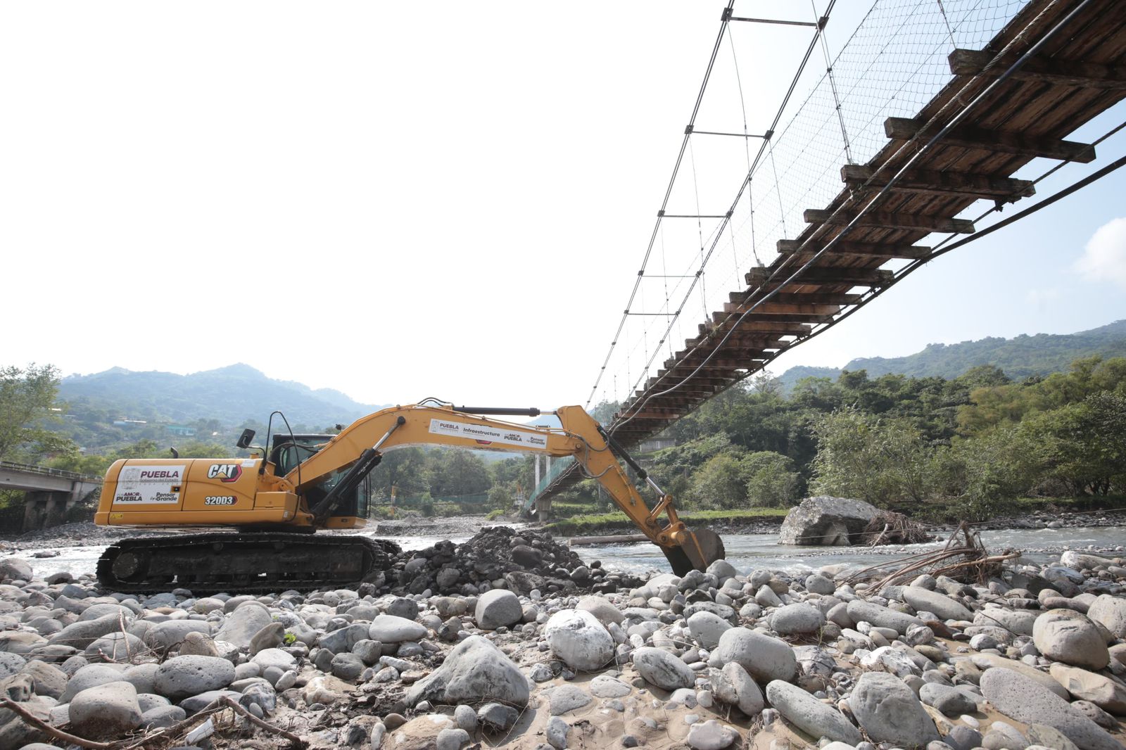 Supervisan desazolve en el río Necaxa tras fuertes lluvias del frente frío 16