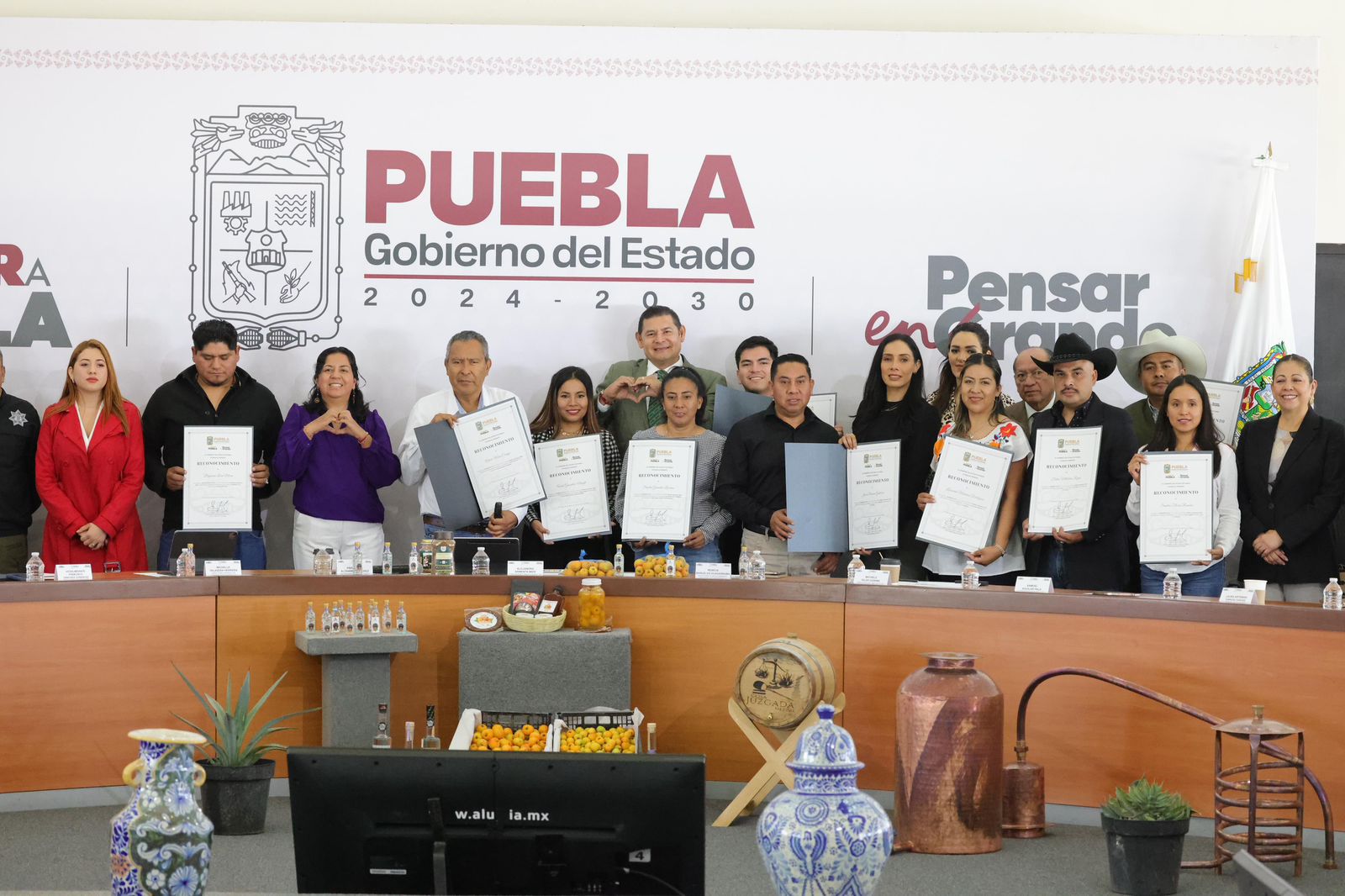 Puebla brilla en concurso mezcalero y abre nuevos mercados