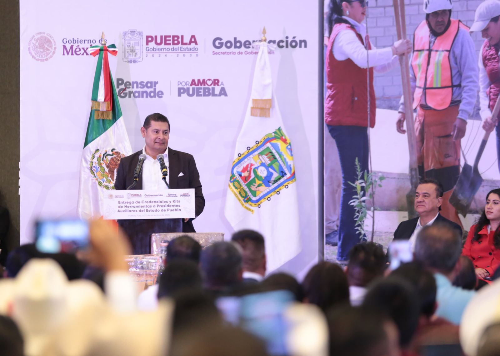 Entregan credenciales y apoyos a presidentes auxiliares