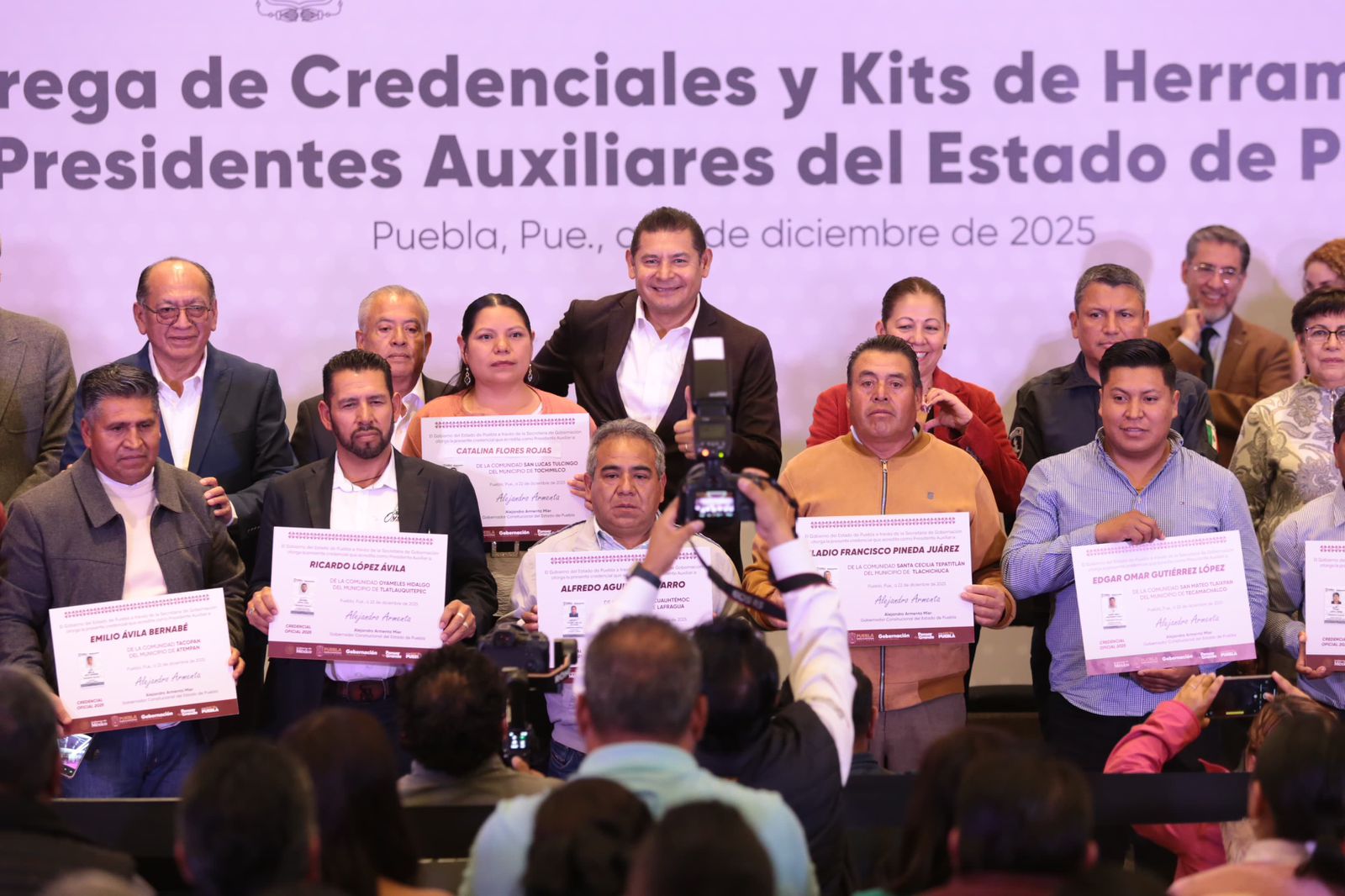 Entregan credenciales y apoyos a presidentes auxiliares