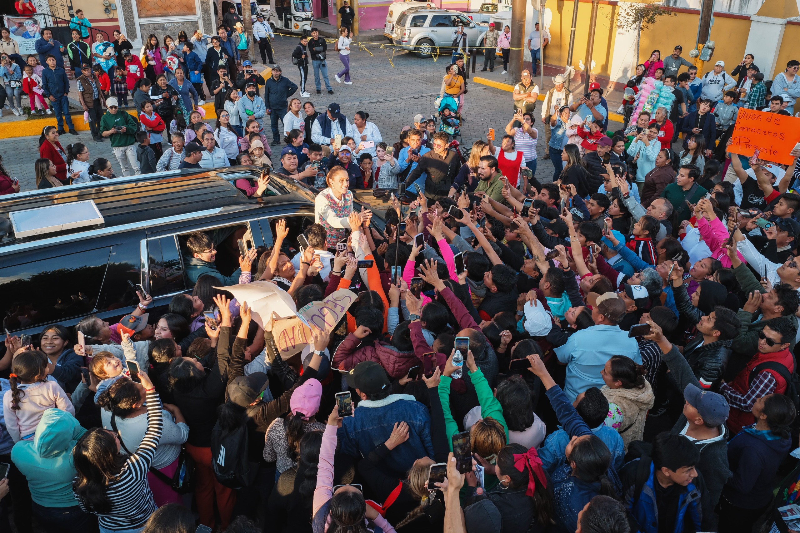 Claudia Sheinbaum entrega tarjetas de la Pensión Mujeres Bienestar en Acatzingo