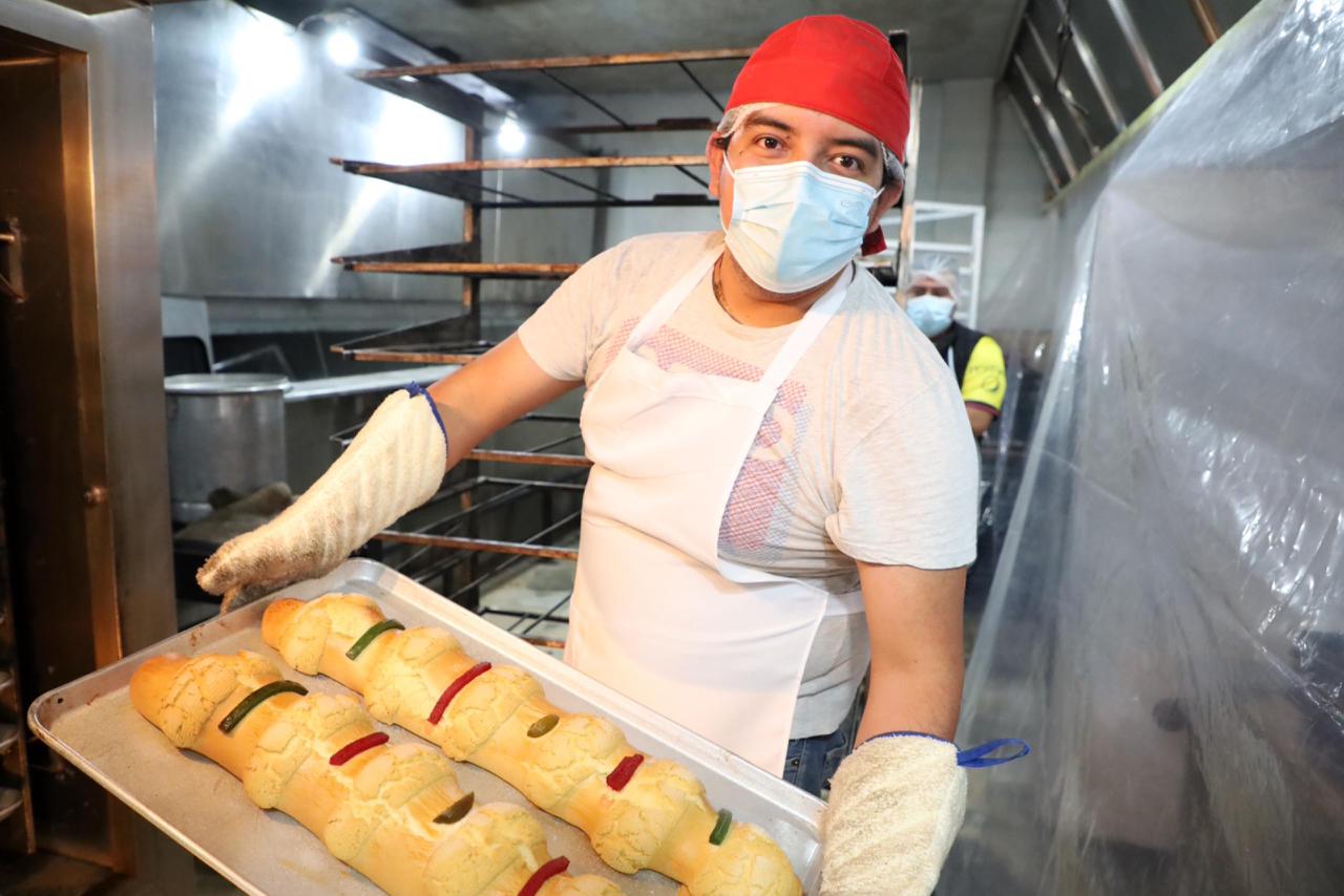 Alista DIF Puebla Capital la Rosca de Reyes más grande del mundo panaderos