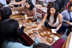 Niñas y niños de Guadalupe Hidalgo reciben juguetes y rosca de Reyes Gaby