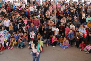 Niñas y niños de Guadalupe Hidalgo reciben juguetes y rosca de Reyes familias