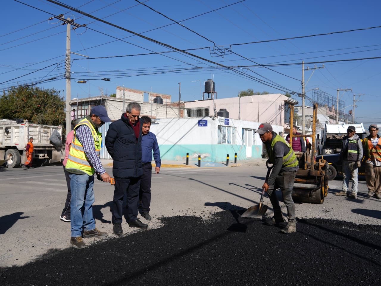 Supervisa Pepe Chedraui labores de bacheo en Álamos Vista Hermosa calle