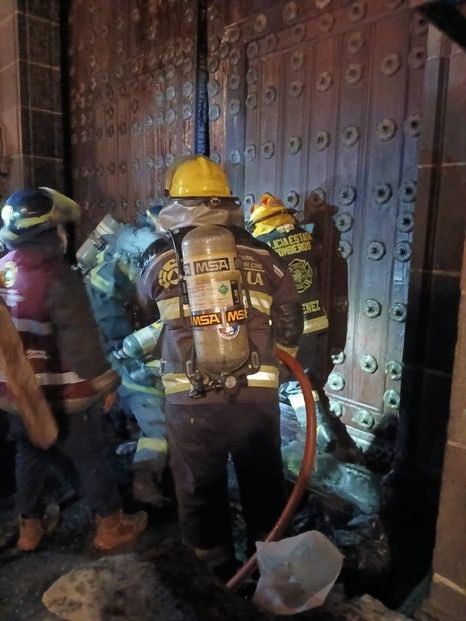 Incendio en la Catedral de Puebla es sofocado; no hay heridos