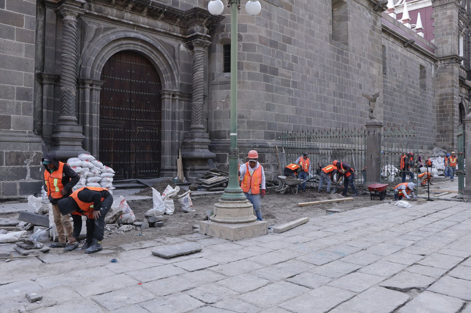 Gobierno de Puebla rehabilita el atrio de la Catedral