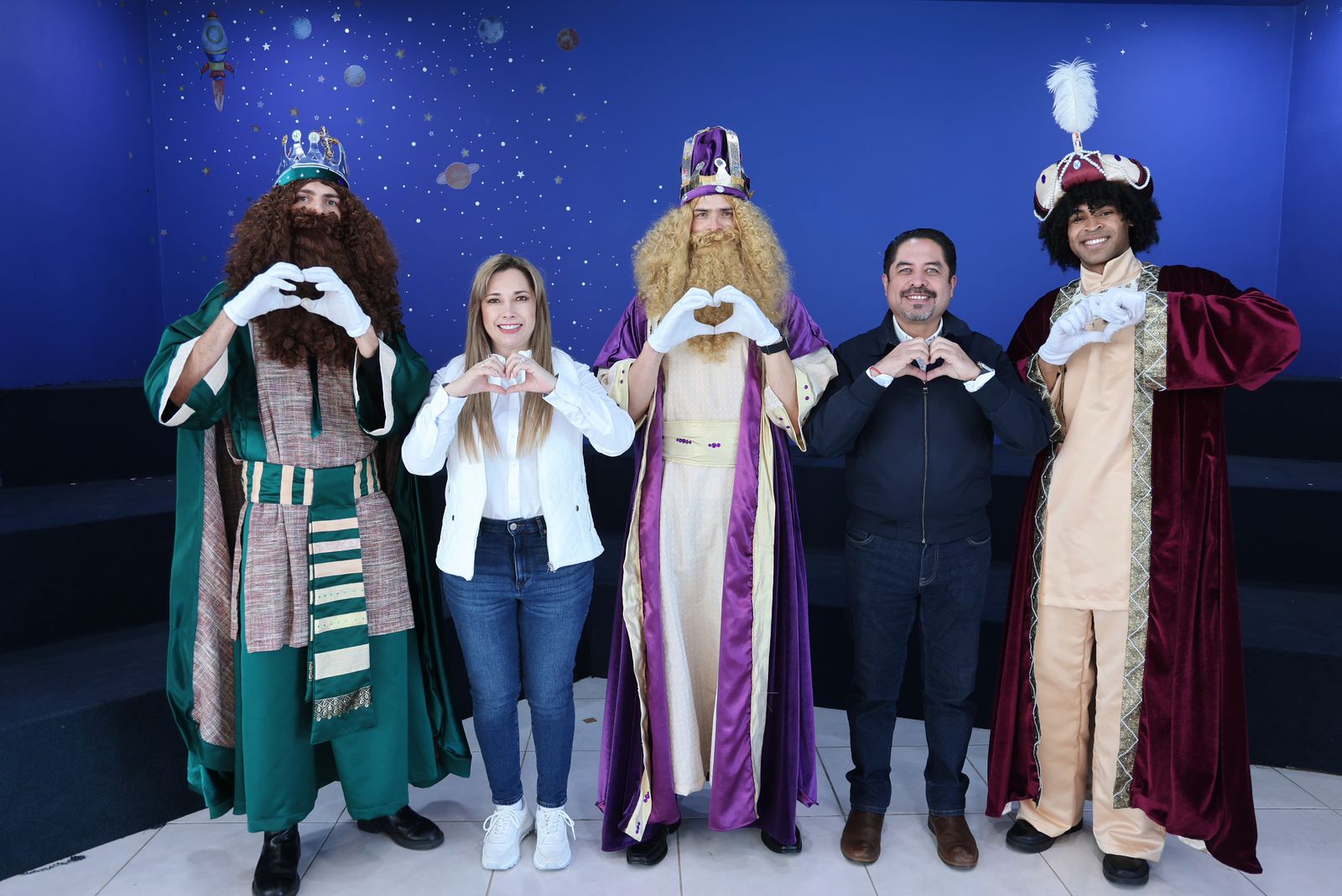 Reyes Magos llevan regalos a casas de asistencia del SEDIF