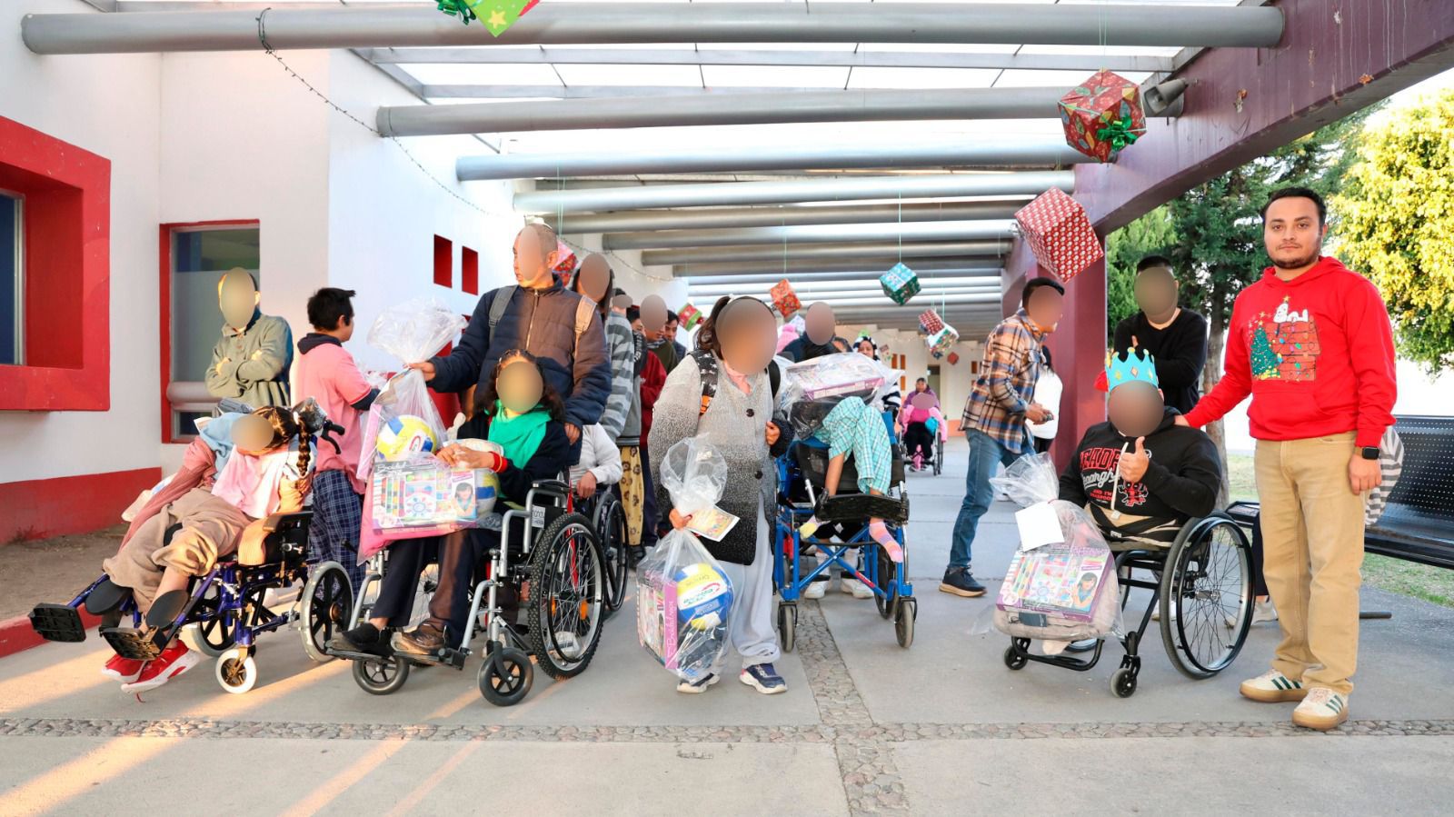 Reyes Magos llevan regalos a casas de asistencia del SEDIF