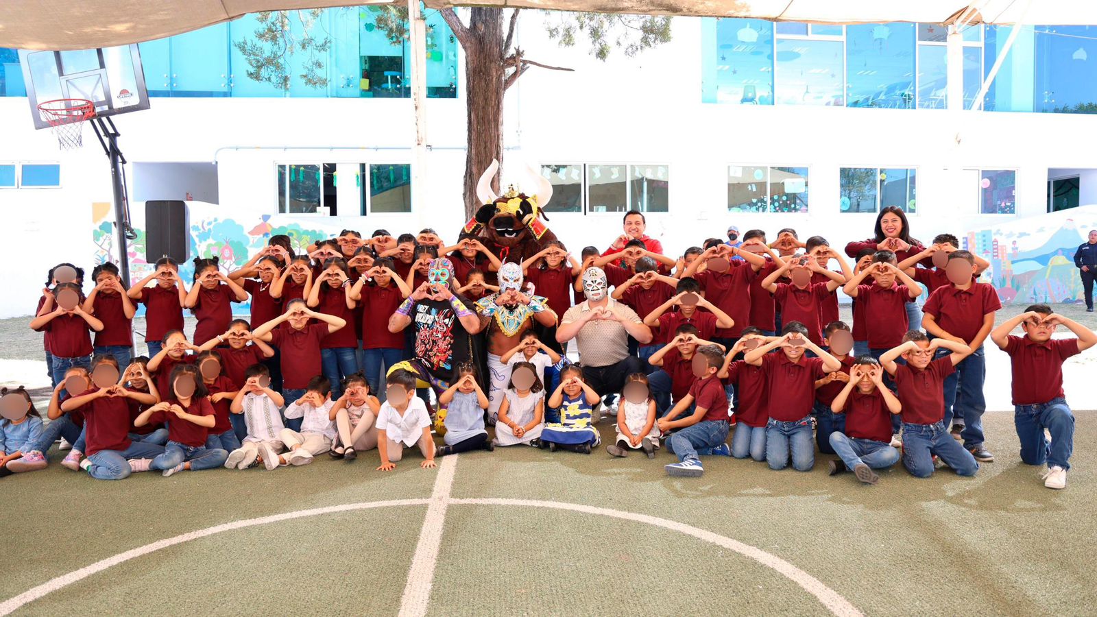 Luchadores del CMLL inspiran y alegran a niños y jóvenes en Puebla