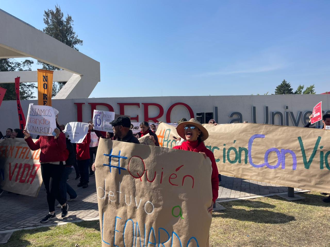 IBERO marcha por aparición de profesor Leonardo Escobar