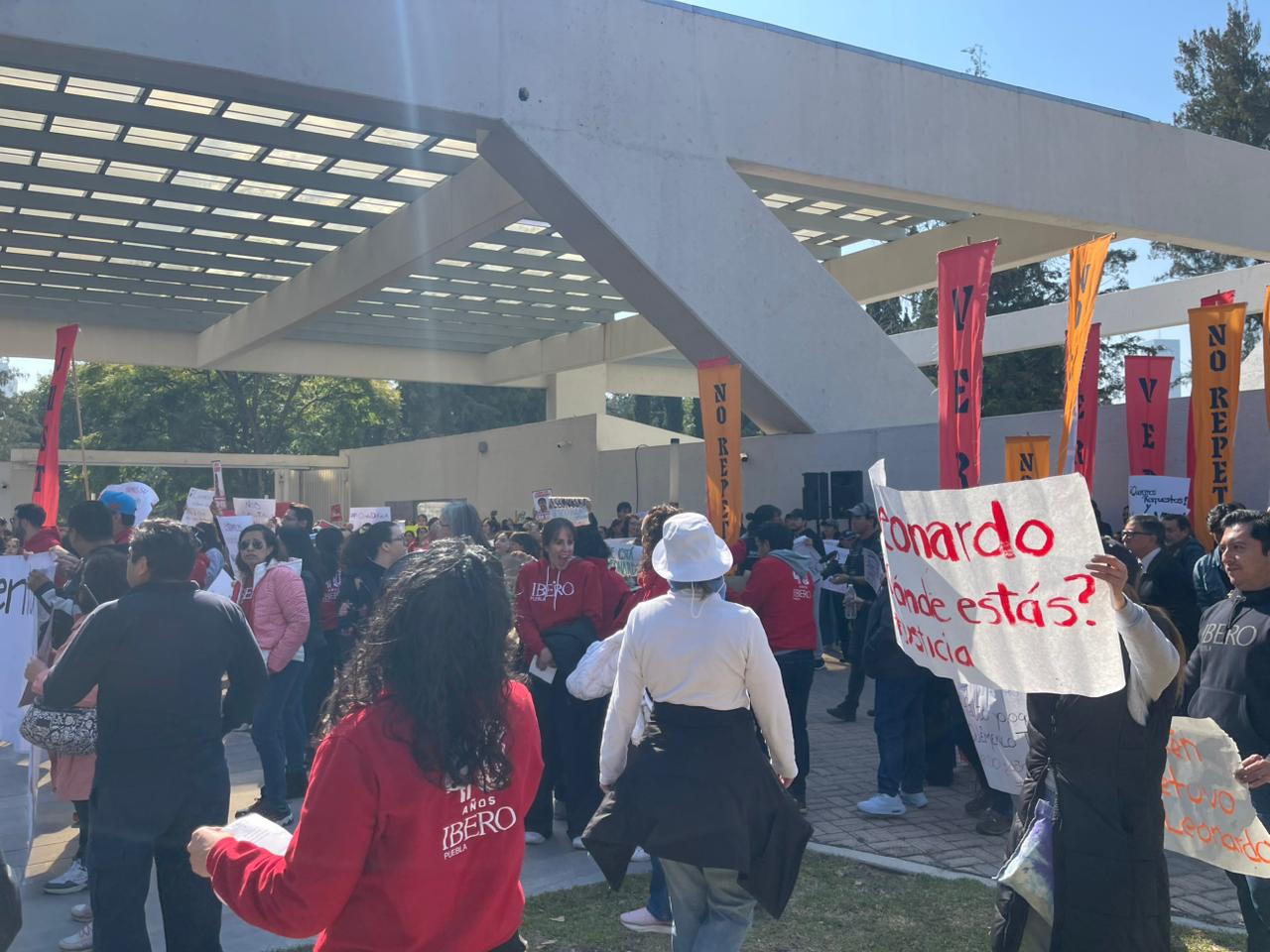 IBERO marcha por aparición de profesor Leonardo Escobar