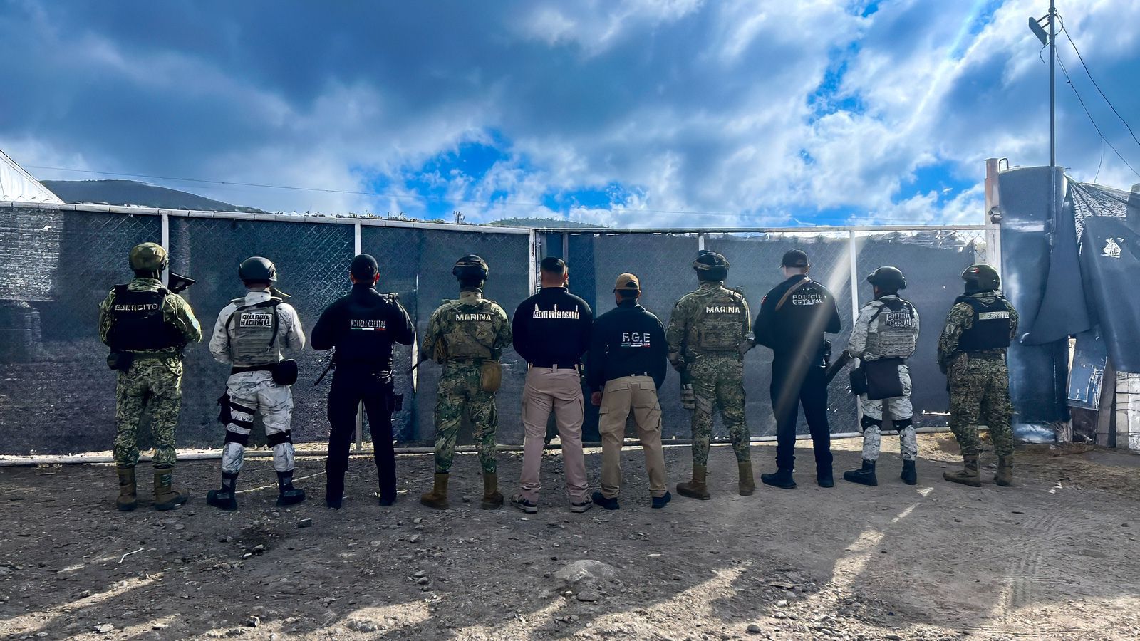 Fuerzas Federales y Estatales aseguran unidades en Santiago Miahuatlán